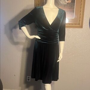 Luxurious Velvet Midi Dress in Deep Green